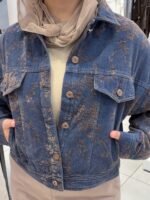 ⁦جاكيت جينز عصري بنقشة شمواه بارزة⁩ - الصورة ⁦3⁩