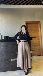 ⁦تنورة بليسيه أنيقة بكسرات واسعة⁩ - الصورة ⁦4⁩